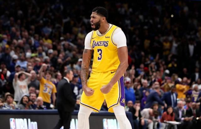 体育app-戴维斯膝盖拉伤至少缺席4周 湖人迎赛季至暗时刻